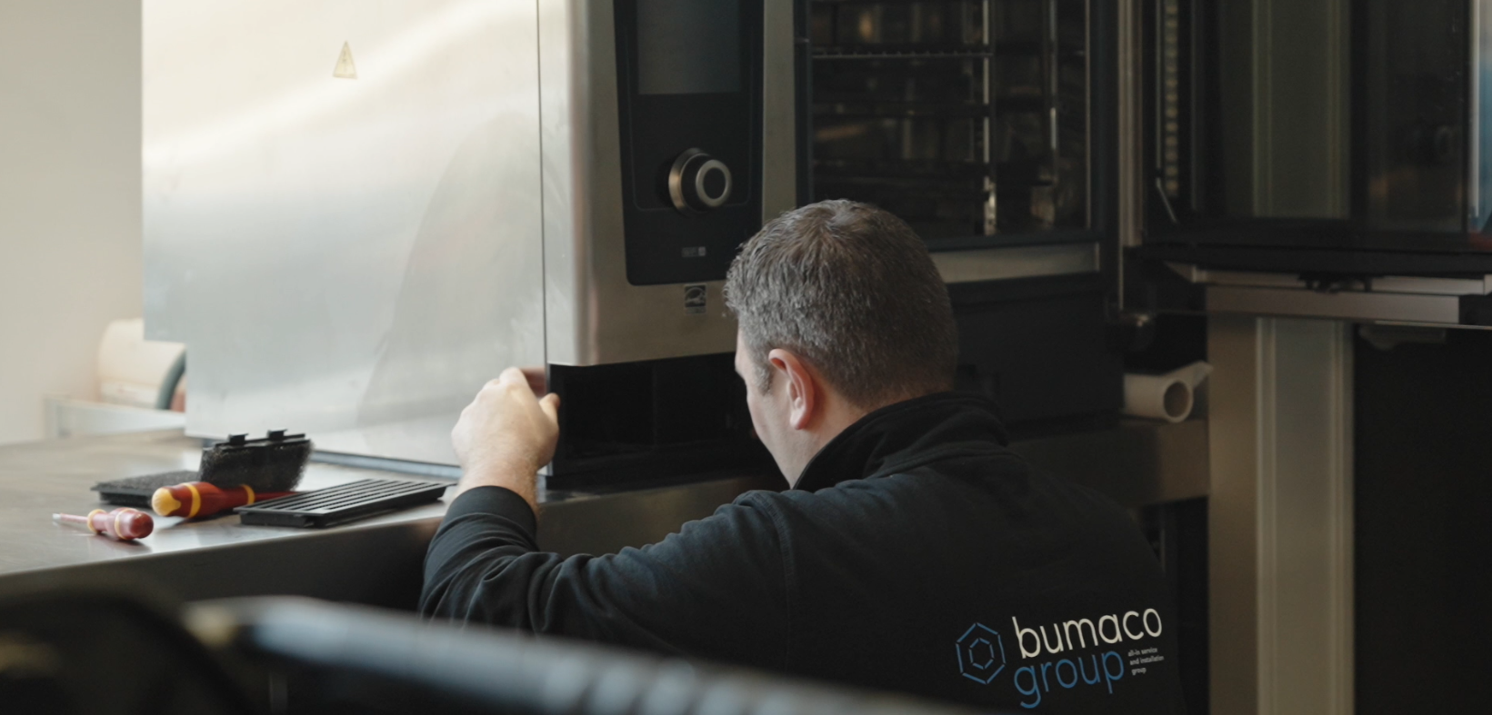 Servicetechnieker werkt aan professionele oven.