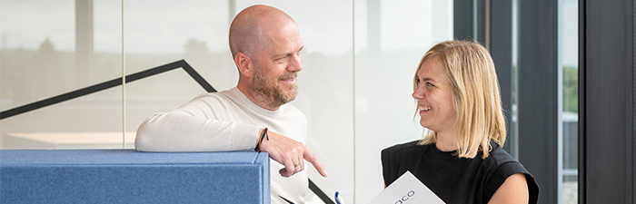 Man & vrouw bespreken zaken