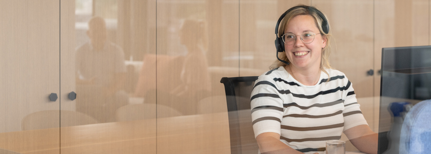 administratief medewerker handsfree aan het bellen