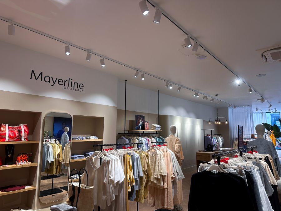 Intérieur du magasin Mayerline à Bruges avec un climat intérieur agréable grâce à la climatisation et à la ventilation.