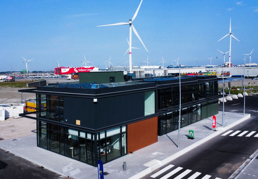 Aers Truckplaza Zeebrugge, vue extérieure avec des éoliennes en arrière-plan